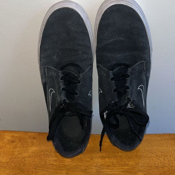 EUC MEN’S SIZE 9 NIKE SB SHANE SKATEBOARDING BLACK/WHITE SHOES - Picture 2 of 10